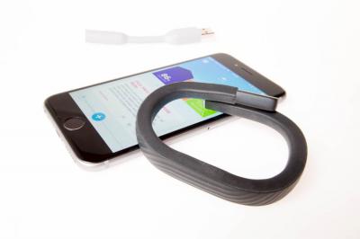 Jawbone UP 24 mit UP App auf dem iPhone und USB Adapter