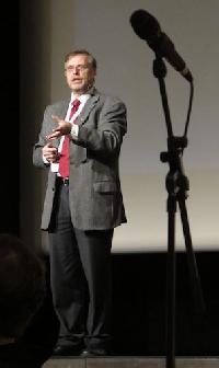 Gunter Dueck während seines Vortrags auf der OOP 2012