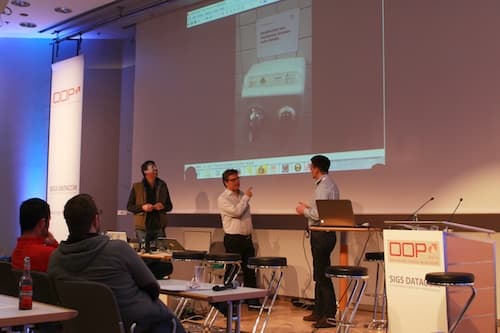 Thomas Ronzon, Nicolai Josuttis und Johannes Mainusch wundern sich über Handtrockner auf der OOP