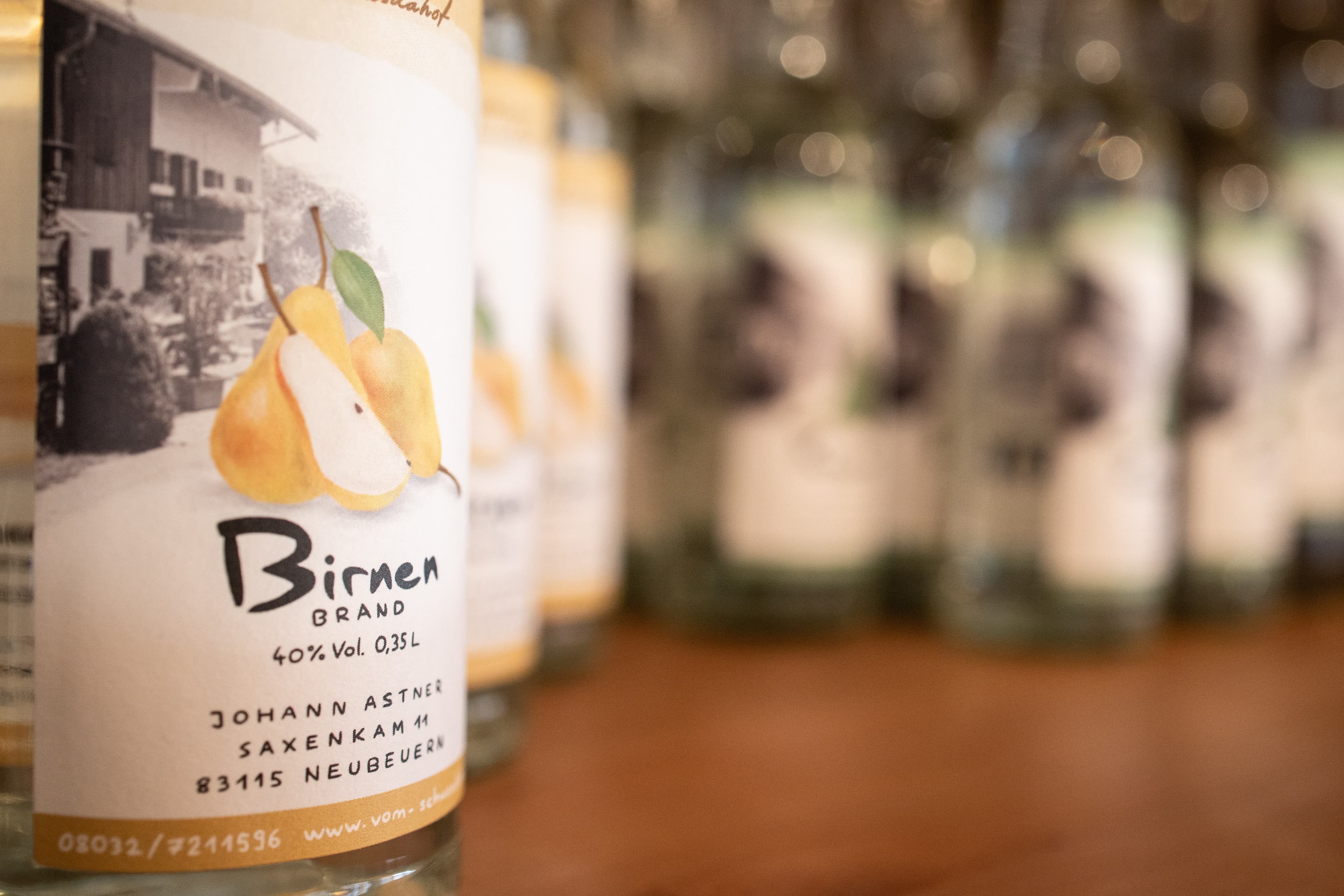 Johann Astner erzählt leidenschaftlich wie aus Obst Schnaps wird.